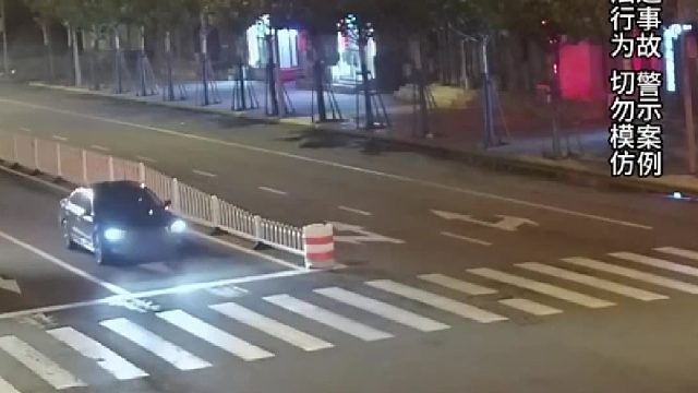 掉头时要减速观察，让直行行车辆先行！