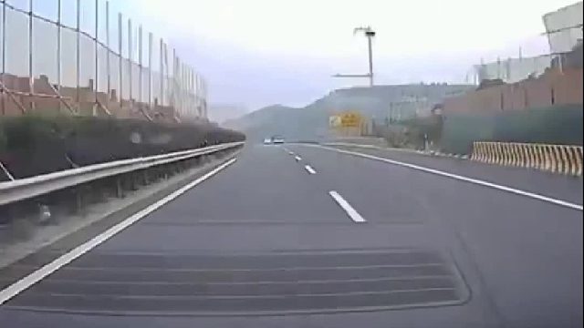 高速路上飞石突然击中轿车！