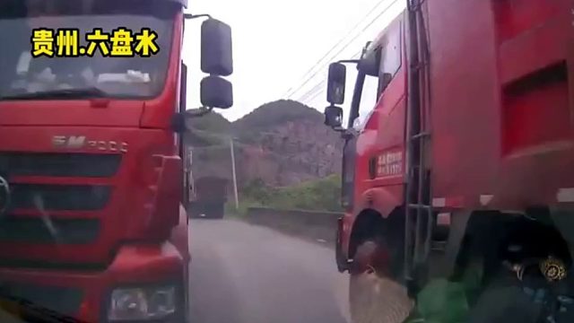 强行超车致三车相撞，人伤车损负全责！