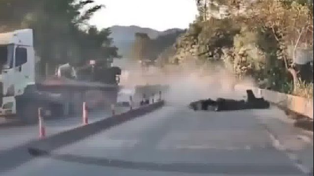 大货车转弯货物散落，万幸没有击中电动车！