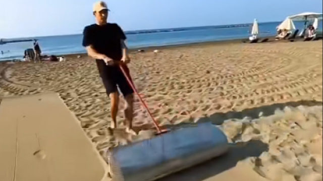 小哥挖出隐埋在沙滩里的垃圾，带回家加工后处理后，再还给沙滩...