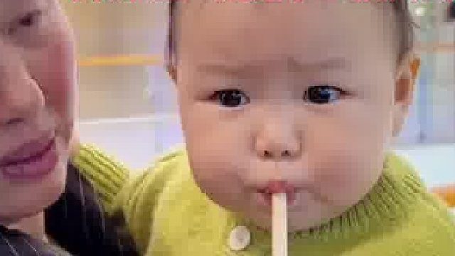 宝宝总是想喝妈妈的奶茶，于是妈妈让她吸了一口美式咖啡，网友：这一定是90后妈妈