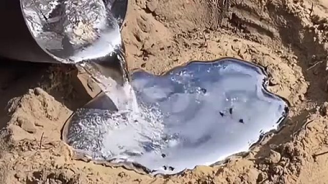 把高温铝水倒进蚂蚁洞穴，会得到什么样的形状？