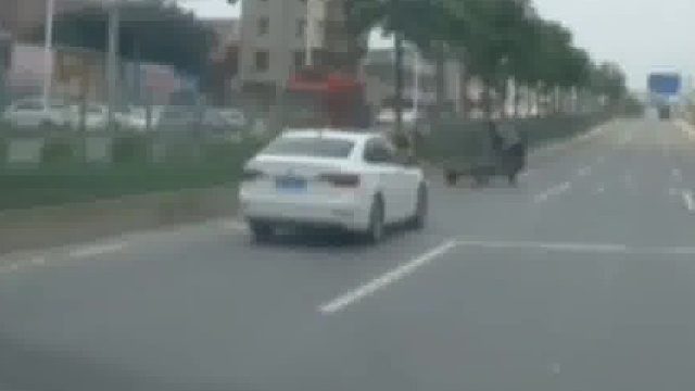 运送水泥的三轮车“鬼探头”被私家车撞飞倒地，马路上瞬间全是水泥