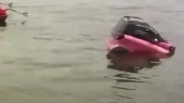 咋开河里去了？幸亏这车还能飘起来