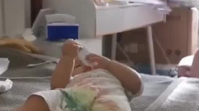 六个月的宝宝玩着玩着突然坐起来了，一旁拍摄的妈妈都惊呆了……