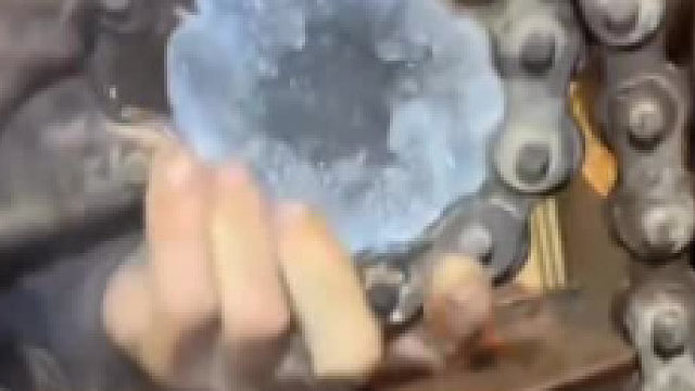 探索者Rockhound Rob和他的队友发现了一块蕴藏着3.5亿年前的水的晶石