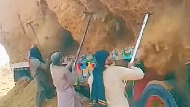 车上装的劣质沙，根本卸不下来