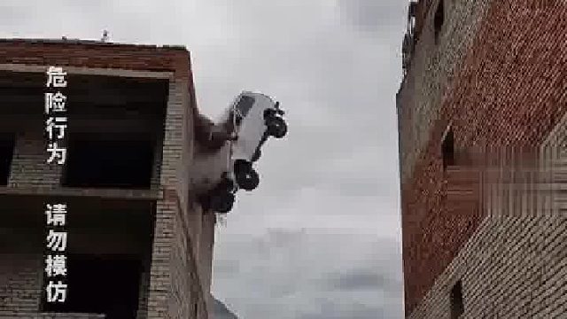 一特技演员表演楼顶飞车失败，车头朝下从四楼坠落，人奇迹生还