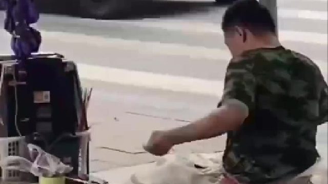 乞讨残疾人街边毫无避讳拆伪装工具、拍摄者-一上午挣近400元，比自己上班都挣钱