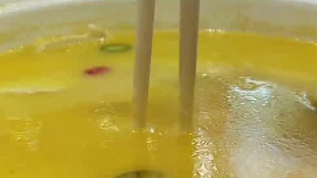 饭店的餐具都穿内增高了