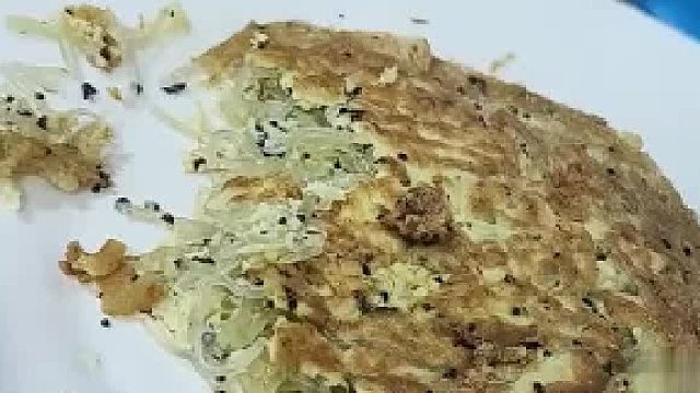 顾客饭店就餐点蚂蚁炒鸡蛋，没想到竟用真蚂蚁。饭店回复：蚂蚁滋阴壮阳，食用对身体好！