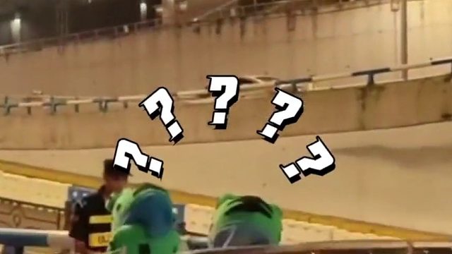 青蛙人欲上高架被交警拦下。一顿操作让路人大笑不止！