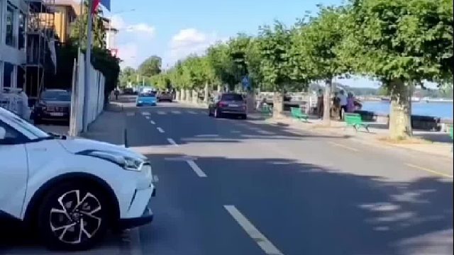 保时捷被撞车主懵了，这么大的车看不到嘛！