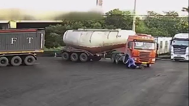 远离转弯的大型车辆，万幸没压到人！