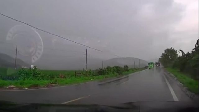 这扑面而来的压迫感，雨天路滑减速慢行！