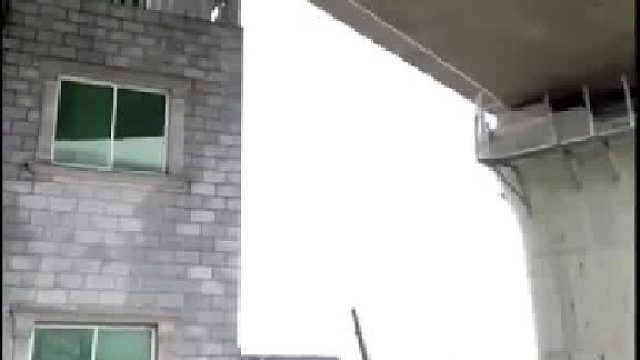 开始要拆房子的一角，房主不愿意，要求全征收，结果……