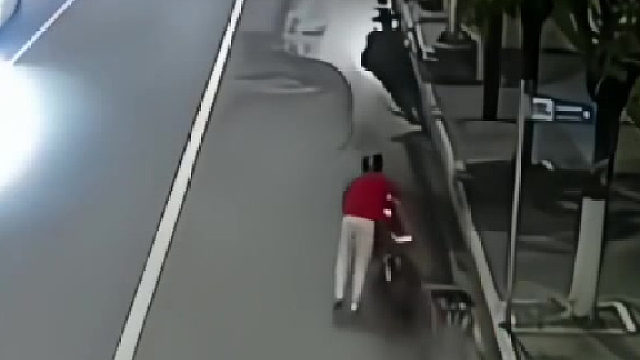 男子酒后推车数公里 被交警拦下后 坚称没骑车 结果查看监控后惊呆了
