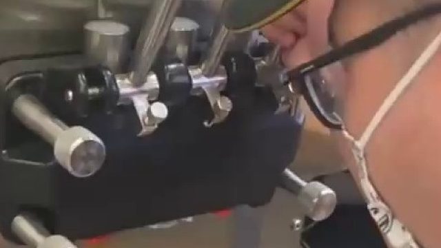 老板：去对面上班吧工资我出