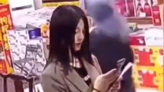 老板看了美女顾客多一眼，老板娘反映亮了