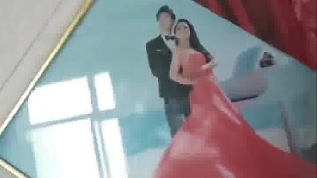 女子打扫卫生，无意间发现，结婚照里藏了陌生人的照片：4年了才发现？？？