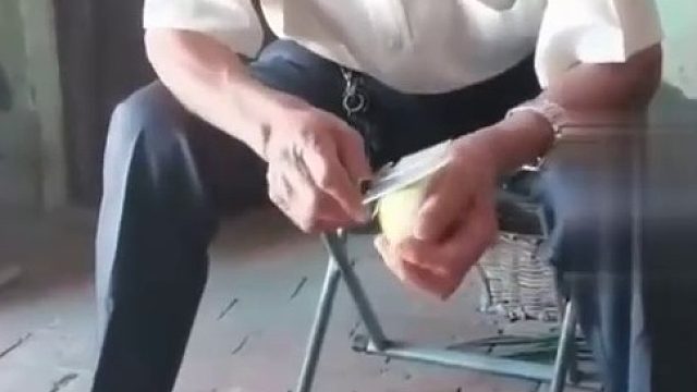 姥爷干净一辈子，家里垃圾不落地地衣服永远干净