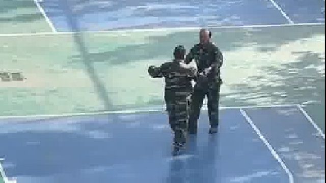 俩大叔在高校篮球场随兴起舞，步伐轻盈