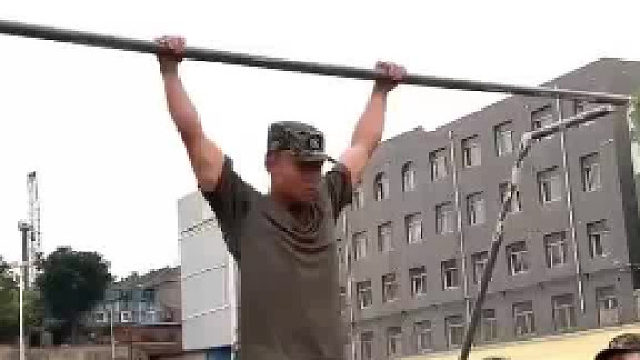 某高中军训休息期间，00后教官表演花式单杠，现场尖叫不断 燃爆全场