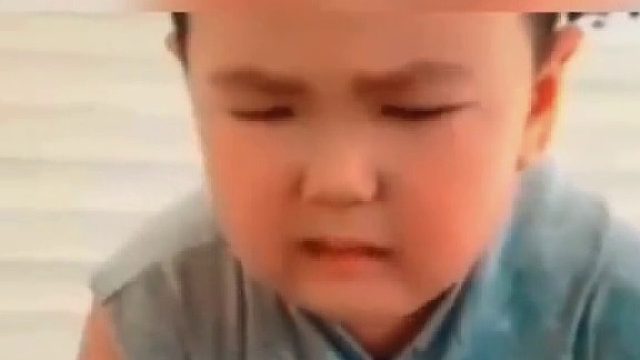 这小子担心手机啊