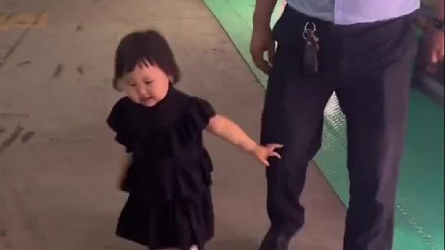 萌娃走累了，想坐在爸爸脖子上。爸爸的操作直接把女儿搞蒙圈。网友：走闺女的路，让她无路可走