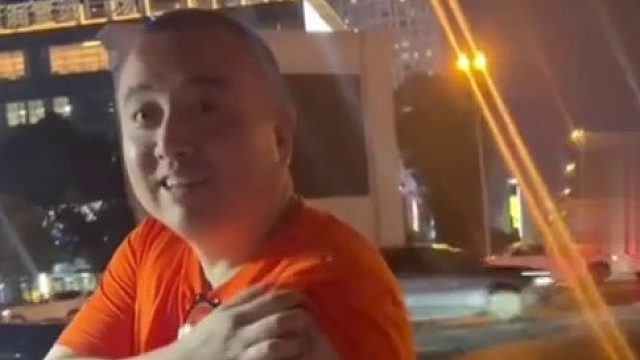 16岁女儿失恋，爸爸买花安慰，句句难掩心中的喜悦，爸爸：从中作梗这么长时间终于黄了。~1