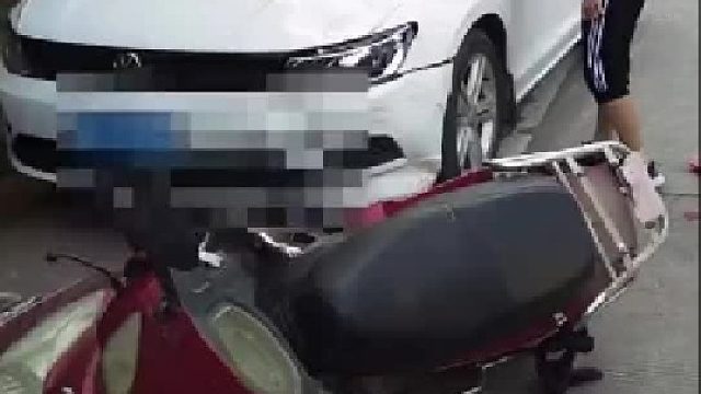 行人都要看红绿灯，凭什么电动车不看