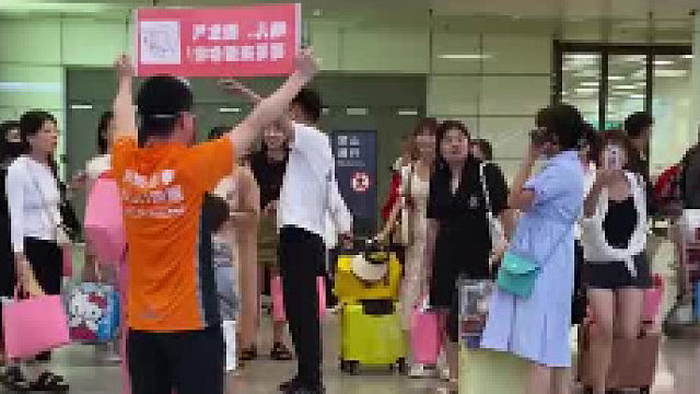 男生没时间接机回国的女友，怕女友生气叫UU跑腿当分身，见他如见本人，女朋友真是又哭又笑....