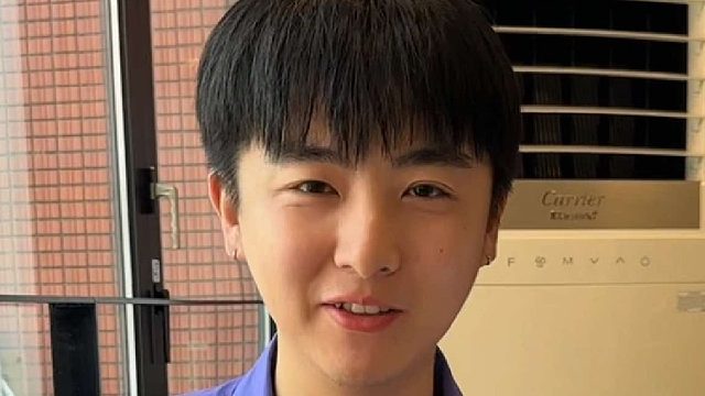 带坤坤和爸妈来学弟的店里吃海鲜啦，坤坤第一次吃