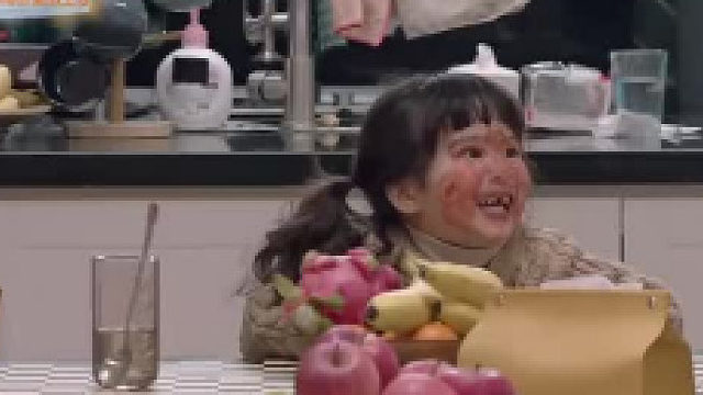 另类育儿！女儿偷拿口红画满脸，牛奶洒电脑上，父母的反应令人夸赞！