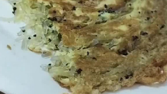 男子点蚂蚁炒鸡蛋，没想到点到真蚂蚁，你敢吃吗？