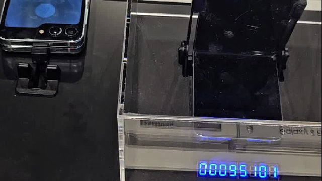 这手机已经折了9万次了