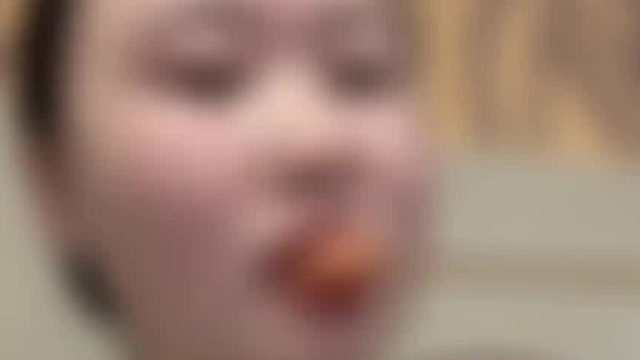 宝妈给丈夫要六块钱买烤肠后情绪崩溃，女子：婚后最崩溃的瞬间，莫过于低头伸手向老公要钱