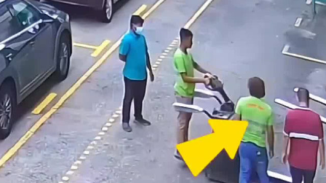 叉车突然启动直直插入路边汽车车身