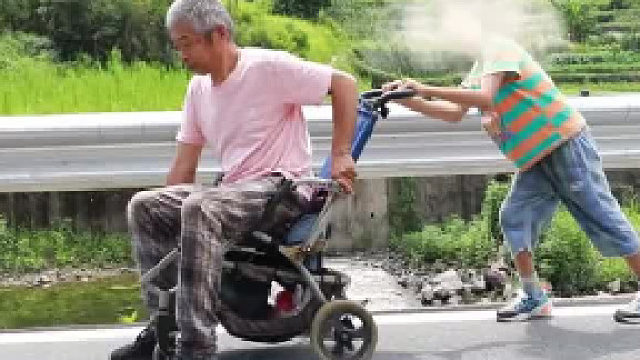 父亲每天为残疾儿子做康复训练感动无数网友