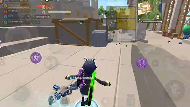 队友一边分屏看夸克，一边观战。