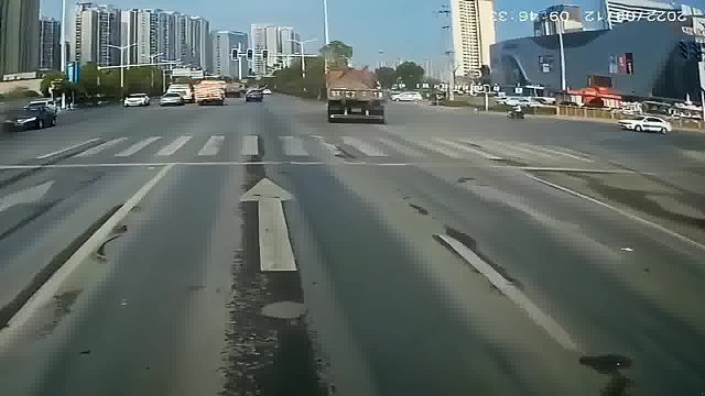 我都替电动车的人捏了一把汗