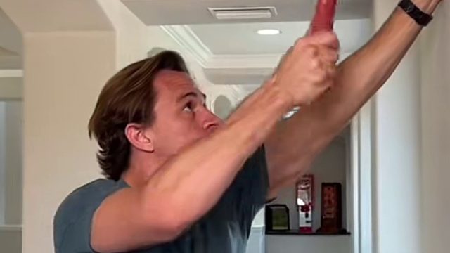 墙上破洞了怎么办，“绿巨人”壁灯安排上，还是3D版的！