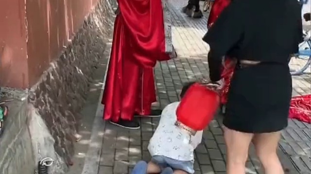 小男孩遇到新人拍婚纱照，误以为是真皇上一顿叩拜
