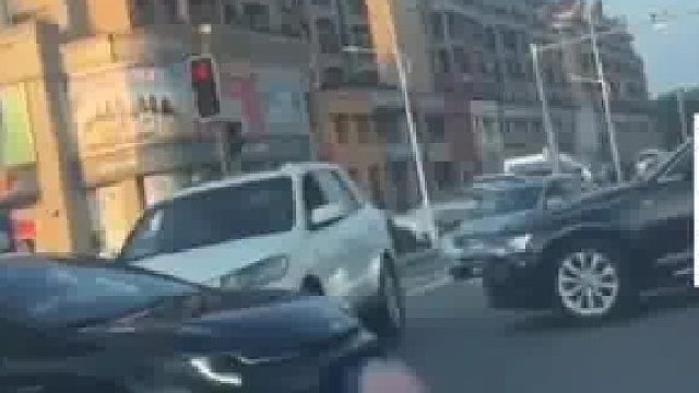 4个人商量好同时踩油门运气好可以出去！