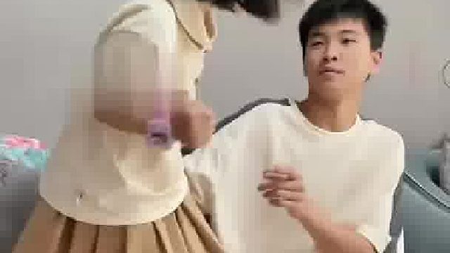 一个非要黏着，一个满脸嫌弃