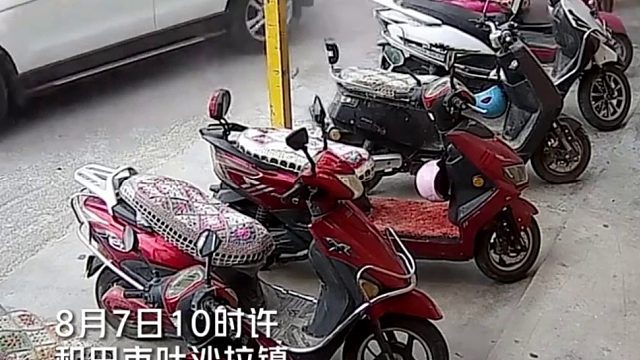 白色小车撞倒11辆电动车，还把面包车车头也被撞变形！