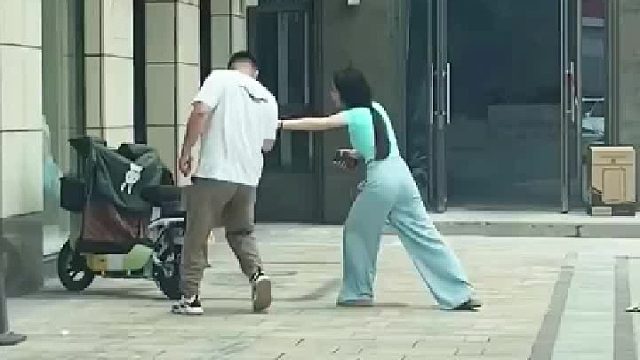 妹妹为了和哥哥要200块钱...