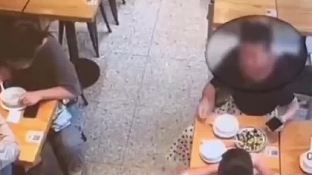 女子将汤水洒在邻桌