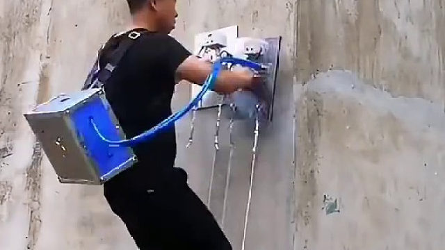 一男子发明了墙壁爬行器